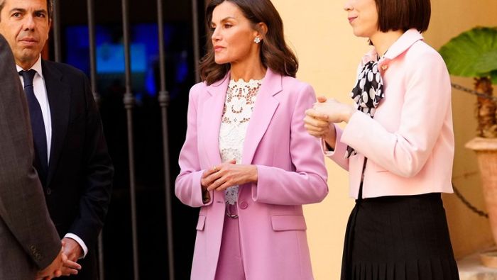 Königin Letizia begeistert im recycelten pinken Anzug