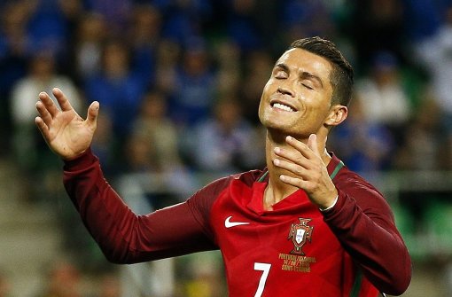 Frauenheld Cristiano Ronaldo: Beim EM-Spiel gegen Island war er nicht bei der Sache. Vielleicht sorgte eine Hostess für mangelnde Konzentration, wie Medien augenzwinkernd das Bild vom Einmarsch ins Stadion kommentieren. Foto: Getty Images Europe