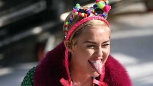Miley Cyrus streckt Sydney die Zunge raus: Die 21-Jährige trat im berühmten Opernhaus auf. Foto: AAP
