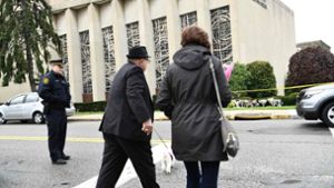 Zahlreiche Amerikaner kommen am Sonntag zur Synagoge in Pittsburgh, um Blumen niederzulegen und zu trauern. Foto: AFP