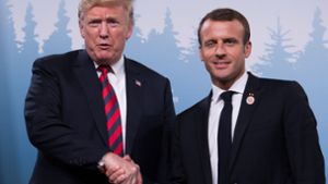 Donald Trump und Emmanuel Macron drückten beim G7-Gipfel wieder fest zu. Foto: AFP