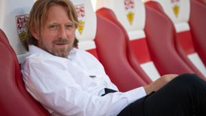Sven Mislintat, Sportdirektor beim VfB Stuttgart, sitzt auf der Bank. Foto: dpa