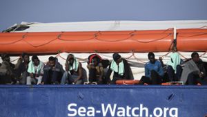 Flüchtlinge müssen weiterhin auf Rettungsschiff ausharren