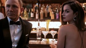 Daniel Craig zum letzten Mal als James Bond, an seiner Seite Ana de Armas als CIA-Kontakt Paloma. Foto: © 2021 DANJAQ, LLC AND MGM.  ALL RIGHTS RESERVED.