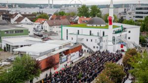 Viele Menschen kommen am Samstag zum Trauergebet in der Sindelfinger Moschee. Foto: dpa/ 