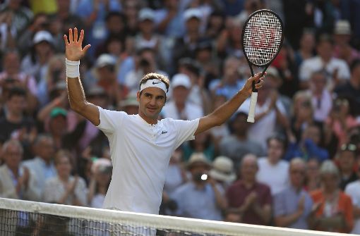 Die Pose des Erfolgreichen: Roger Federer eilt seinem achten Sieg in Wimbledon entgegen – bisher ohne Satzverlust. Foto: AFP
