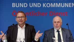 Frank Werneke (Verdi, links) und Ulrich Silberbach (Beamtenbund) präsentieren die Lohnforderung. Foto: dpa/Wolfgang Kumm