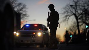 Ein bewaffneter Nationalgardist steht am frühen Morgen an einem Kontrollpunkt in Washington D.C. Foto: dpa/David Goldman