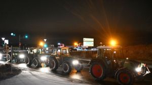 Mit Traktoren blockieren Landwirte die Zufahrt zur A8 bei Neuhausen. Foto: dpa/Bernd Weißbrod