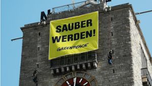 Die Aktivisten haben ein Transparent am Bahnhofsturm angebracht. Foto: 7aktuell.de/Jens Pusch