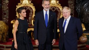 Letizia, Königin von Spanien, und ihr Gemahl König Felipe VI. posieren gemeinsam mit Premierminister Boris Johnson vom Vereinigten Königreich für ein Foto. Foto: AFP/JUANJO MARTIN