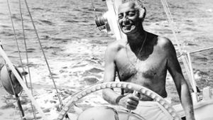 Mit freiem Oberkörper am Steuer einer Segeljacht: Gianni Agnelli  pflegte exklusive Hobbys. Foto: Imago/Zuma Press Foto:  