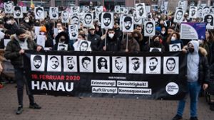 Mit Plakaten und Bildern der Ermordeten erinnern Teilnehmer einer Gedenkveranstaltung 2022 auf dem Hanauer Marktplatz an die Opfer der rassistischen Anschläge in Hanau im Jahr 2020 (Archivfoto). Foto: dpa/Boris Roessler