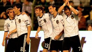 Die Mannschaft jubelt mit Miroslav Klose (zweiter von rechts), den Toschützen zum 1:0. Foto: dpa