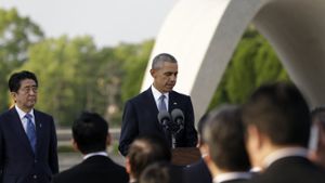 Der US-Präsident Barack Obama (links) spricht am Mahnmal für die Hiroshima-Opfer an der Seite des japanischen Premiers Shinzo Abe (rechts) Foto: AP