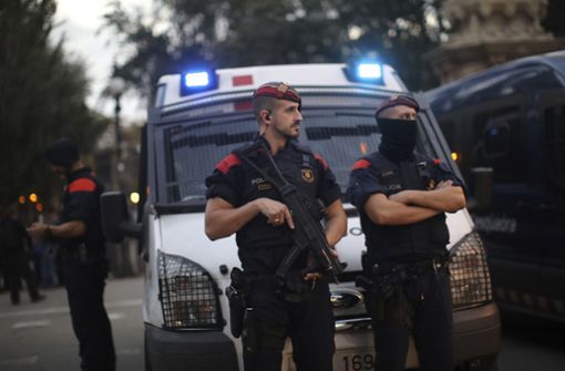 Polizisten vor dem Sitz der der Regionalregierung in Barcelona (Archivbild). Foto: AP