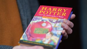 Ein Exemplar einer Erstausgabe des Fantasyromans „Harry Potter und der Stein der Weisen“ wurde versteigert. (Symbolbild) Foto: dpa/Jacob King