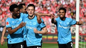 Bayer Leverkusen um Florian Wirtz (Mitte) könnte am kommenden Samstag Meister werden – obwohl noch fünf Spieltag ausstehen. Foto: dpa/Britta Pedersen
