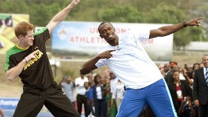 Mach den Blitz: Der Läufer Usain Bolt (rechts) und Großbritanniens Prinz Harry. Foto: dapd