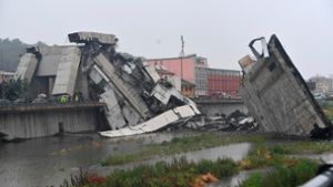 Die Augenzeugen erzählen von regem Verkehr, der auf der Ponte Morandi herrschte, als diese rund 40 Meter hohe Brücke um kurz vor zwölf Uhr mittags auf einer Länge von etwa 100 Metern einstürzte. Foto: dpa