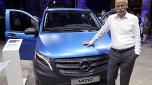 Bei der Weltpremiere des Vito in Berlin 2014 strahlte Daimler-Chef Dieter Zetsche. Nun muss er Verkehrsminister Andreas Scheuer (CSU) unangenehme Fragen zu den Transporter-Motoren beantworten. Foto: dpa