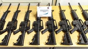 Sichergestellte Schusswaffen aus dem Diebstahl werden in Hamburg präsentiert. Foto: Markus Scholz/dpa