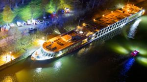Ein bulgarisches Kreuzfahrtschiff ist in Aschach an der Donau im Schleusenbereich gegen eine Betonmauer geprallt. Foto: Team Fotokerschi / Martin Schari/APA/dpa