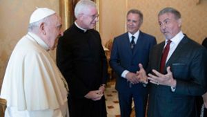 Stallone wurde von seiner Frau, seinen Töchtern und Brüdern in den Vatikan begleitet. Foto: AFP/HANDOUT