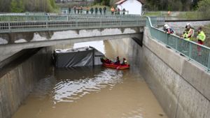 Nach einem Starkregen ist das Wasser auf einer Bundesstraße in Oberbayern in einer Unterführung auf bis zu acht Metern angestiegen. Foto: dpa/Angelika Warmuth