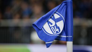 Eckfahne mit Schalke Logo im Wind. Der angeschlagene Verein verklagt seinen Foto: IMAGO/Beautiful Sports/IMAGO/BEAUTIFUL SPORTS/Derix
