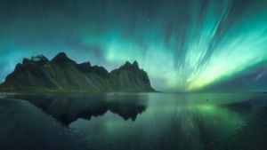Aurora borealis leuchtet über  der Bucht von Stokksnes Mountains Höfn bei Sveitarfélagið Hornafjörður (Island). Foto: Imago/Cavan Images