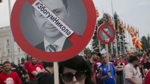 Immer wieder haben die Bürger gegen die Politik des mazedonischen Ex-Premiers Nikola Gruevski protestiert. Sie haben den Weg für eine Beilegung des Namensstreits geebnet. Foto: AP
