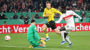 Silas Katompa erzielt das 2:0 für den VfB Stuttgart im Pokalspiel gegen Borussia Dortmund. Foto: Pressefoto Baumann/Julia Rahn