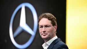 Die Führungsspitze des Autokonzerns Mercedes-Benz hat entschieden: Sie verkauft eigene Autohäuser. Im Foto: Konzernchef Ola Källenius Foto: dpa/Bernd Weißbrod