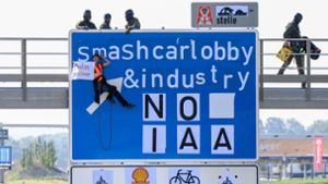 2021 demonstrierten Aktivisten in Bayern mit einer Banneraktion gegen die IAA. Auch für dieses Jahr ist eine Großdemo angekündigt. Foto: dpa/Matthias Balk