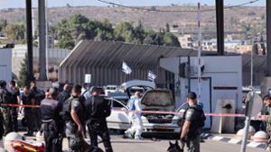 Mutmaßlich palästinensische Angreifer sollen an einer israelischen Militärsperre südlich von Jerusalem das Feuer eröffnet haben. Foto: AFP/AHMAD GHARABLI