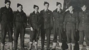Von der siebenköpfigen Crew der Lancaster überlebten nur Lawrence Casey (Zweiter von links) und Reginald Favager (Dritter von rechts) Foto: privat/Michael Casey