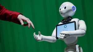 Wie fühlt es sich an, von einer KI berührt zu werden? Roboter lernen, feinfühlig zu agieren. Aber ihr Können hat Grenzen. Foto: dpa/Axel Heimken