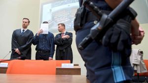 Im Gerichtssaal: Der Waffenhändler Philipp K. zwischen seinen Verteidigern Foto: dpa