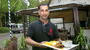 Inhaber Mohammad Reza Farzaneh im Biergarten des Restaurants Teheran. Foto: Ines Rudel