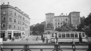 Am Stöckachplatz hasteten die Menschen schon 1942 zur Straßenbahn. Wie es links und rechts davon aussieht, zeigt die Bildergalerie. Foto: Stadtarchiv/101-FN250