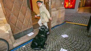Werner Bolzhauser mit Plastikhund Matthias vor dem Alten Rathaus in Esslingen. Foto: Roberto Bulgrin