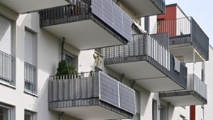 Eine Solaranlage auf dem Balkon Foto: IMAGO/Sven Simon/IMAGO/Frank Hoermann / SVEN SIMON