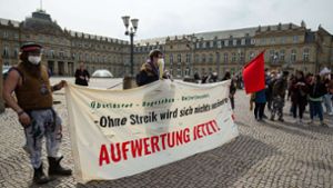 Am Schlossplatz demonstrierten mehrere Hundert Erzieher und blieben beim Warnstreik ihrer Arbeitsstätte fern. (Archivbild) Foto:  