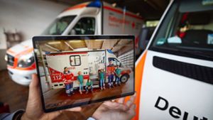 Am Computer oder Tablet kann man sich realitätsnah in einem Krankenwagen des  Waiblinger Roten Kreuzes  umschauen. Foto: Gottfried Stoppel