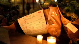 Mit Blumen, Kerzen und Briefen drücken die Menschen in Paris ihre Trauer nach dem Fund der Mädchenleiche aus. Foto: dpa/Julien De Rosa