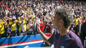 Neymar winkt französischen Fußballfans zu. Foto: AP