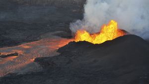 Der Kilauea ist am 3. Mai ausgebrochen, seitdem haben sich mehrere Spalten aufgetan, aus der glühende Lava talwärts fließt. Foto: U.S. Geological Survey