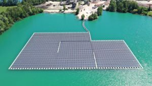 Eine schwimmende Photovoltaik-Anlage auf einem Baggersee. Bis 2045 soll Deutschland klimaneutral werden. Der Umbau der deutschen Energieversorgung soll höchste Priorität haben. Foto: Benedikt Spether/dpa