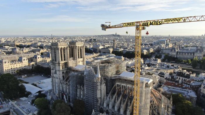 Aktivisten klettern auf Kran an Notre-Dame-Baustelle